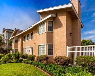 Prime Location! Fully Equipped Kitchen, Parking Onsite! - Oxnard - Edificio