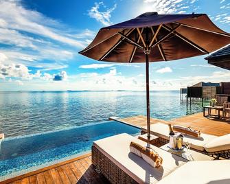 Lily Beach Resort & Spa - Huvahendhoo - Piscina