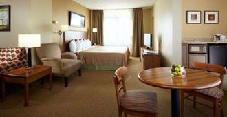 Quality Inn & Suites P.E. Trudeau Airport - Dorval - Kitchen