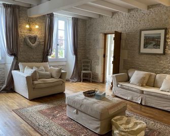 Beautiful 8 bedroom Charentaise farmhouse in peaceful rural location - Léoville - Soggiorno