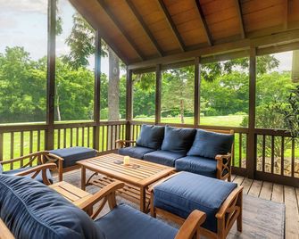 Beautiful 3Bed 4.5Bath Cabin w/ Bonus Room - Near Trails and Lake - Galena - Living room