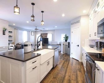 Central Luxury Mountain Oasis with TWO Pools and Jacuzzis - ฟีนิกซ์ - ห้องครัว