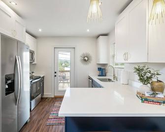 Cozy, Elegant 3 Bedroom Townhouse with Romantic Vibe - Powell - Kuchyň