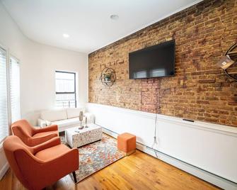 Haven On The Parkway - Brooklyn - Living room