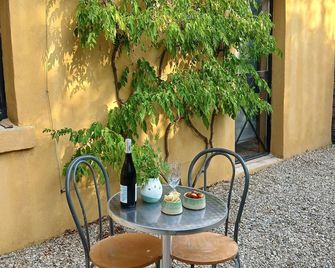 Nature gîte with view, swimming pool & ceramic workshop - Soubès - Patio