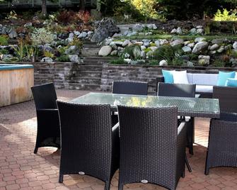 Closest Luxury Chalet To Village! Perfect For Families~hot Tub, Patio, Ping Pong - Whistler - Patio