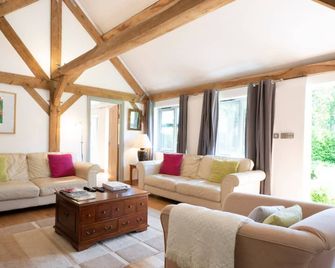 Pickle Cottage Tenterden - modern, airy converted barn, formerly a pig shed! - Tenterden - Wohnzimmer