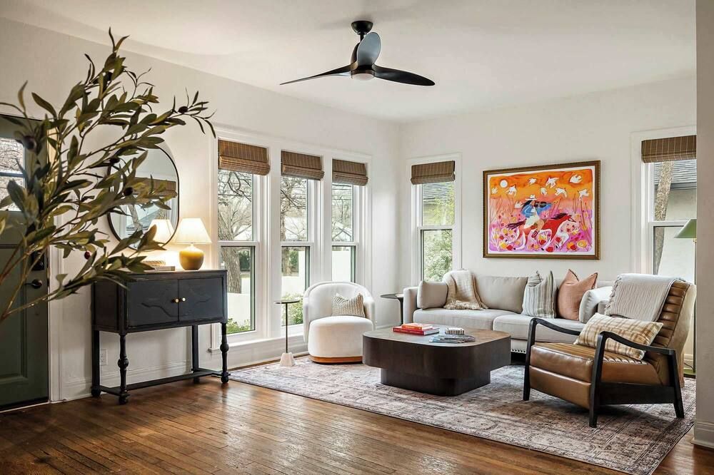 Charming Cherrywood Bungalow - 2br - Firepit - Ut - אוסטין - סלון