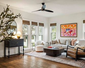 Charming Cherrywood Bungalow - 2br - Firepit - Ut - أوستن - غرفة معيشة