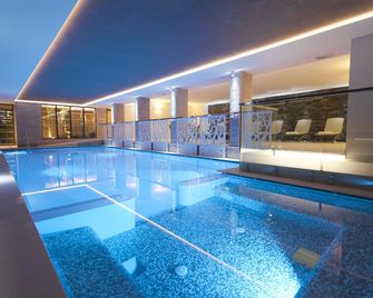 Hotel Europeo Alpine Charme & Wellness - Pinzolo - Piscina