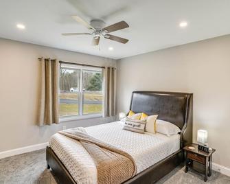New York Escape with Game Room, Deck and Gas Grill! - East Durham - Habitación