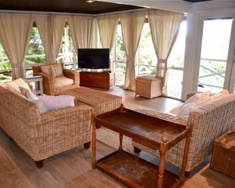 Beautiful Beachfront Palm Beach Style House - Tomakin - Living room