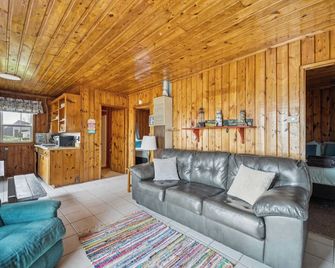 #7 | Sleeps More, Cozy, Lake Access - Oscoda - Living room
