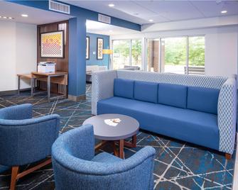 Holiday Inn Express - Brevard, An IHG Hotel - Brevard - Living room