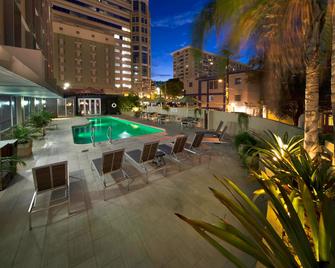 Courtyard by Marriott San Juan Miramar - San Juan - Svømmebasseng