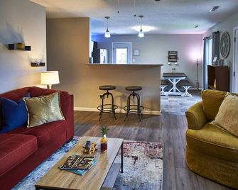 Historic North Knox - 2 miles to downtown - Knoxville - Living room