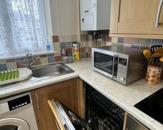 3 bed home Slough,private drive,near Heathrow,motorway,Legoland - Slough - Kitchen