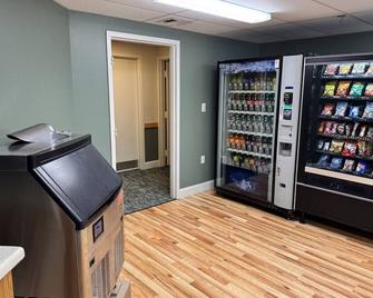 Lodge Hotel H1 · Cozy Hotel room w/pool & gorgeous view of Loon Mtn - Lincoln - Shop