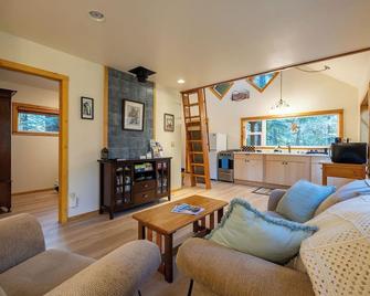 Cozy cabin w/ WiFi amongst the spruce trees adjacent to Glacier Bay Nat'l Park. - Gustavus - Living room