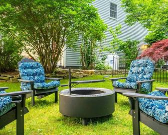 Luxurious New 1 Br/1Ba Apartment with Workspace, Private Garage, W/D - South Portland - Patio