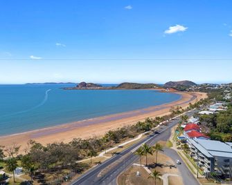 Beaches on Lammermoor Apartments - Yeppoon - Strand