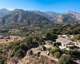 Panoramic retreat with pool near Taormina and Sea - Graniti - Vista del exterior