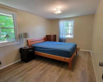 Waterfront Beachfront cottage - Haliburton - Bedroom