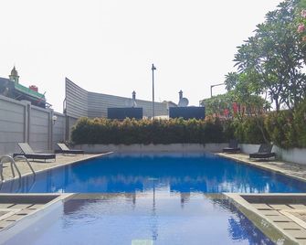 Tifolia Studio Apartment with Double Bed near LRT Station - Jakarta - Pool