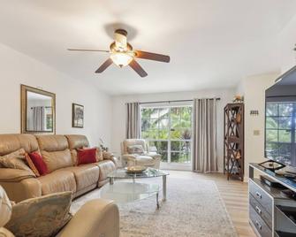 Newly Updated! 3 Bdrm Sleeps 10! Heated Pool, 10min To Dt Wpb, 15min To Beaches - West Palm Beach - Sala