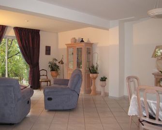 Very quiet country village pavilion, 5 minutes from the RER A, 40 minutes from PARIs - Cergy - Sala de estar