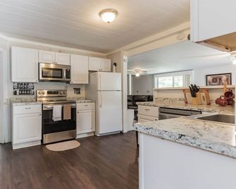 Cozy Vermont Lodge |hot Tub||stream | Private | Wifi | Sattv, Beautiful Waterfront Vermont Retreat - Bennington - Küche