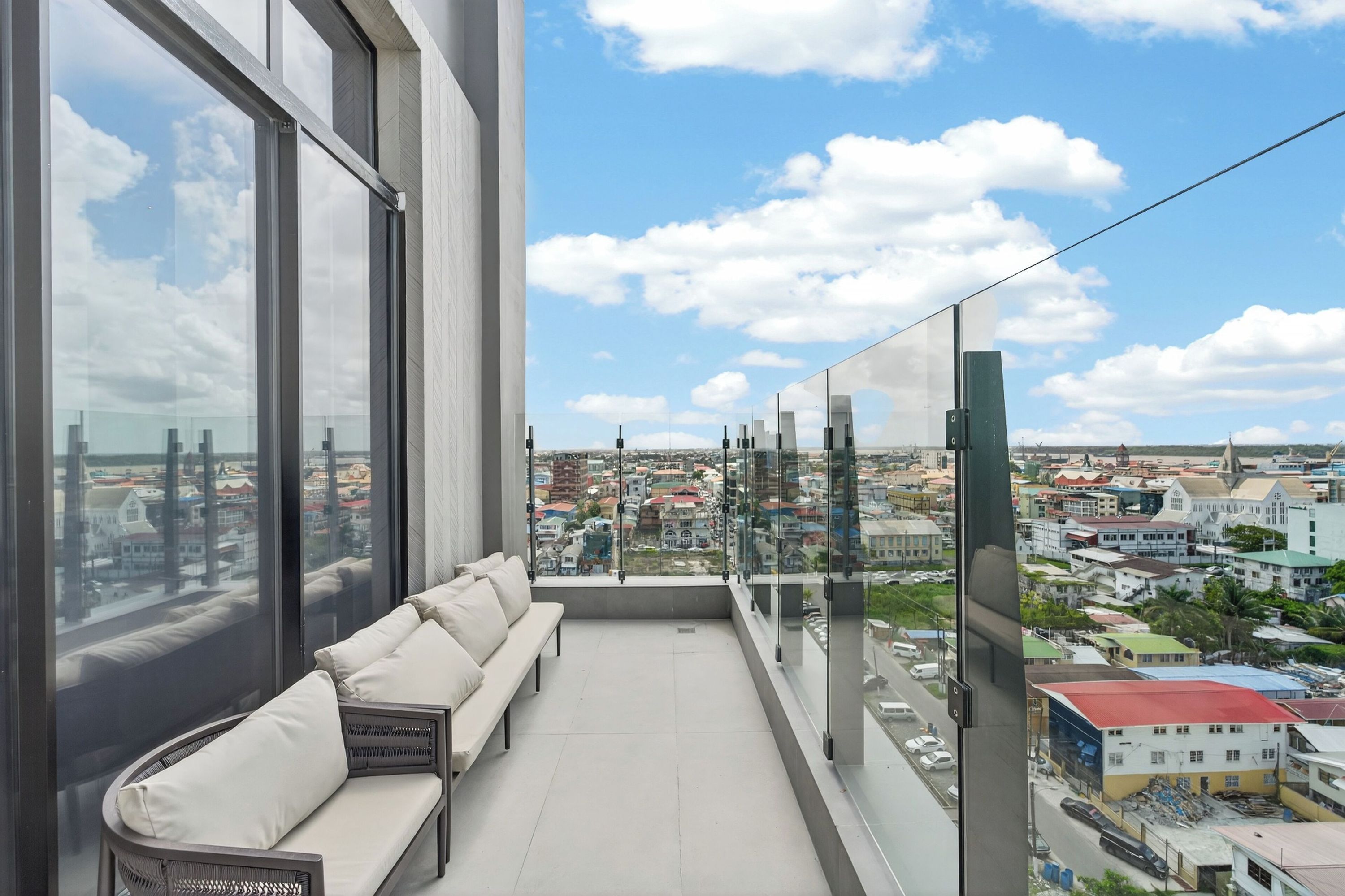 جيويلز باي كينجز هوتل - جورج تاون - شرفة