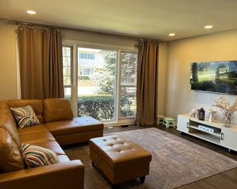 Urban Oasis - Kid Friendly - Quiet Street - Skokie - Living room