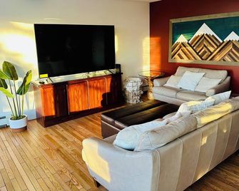 Stunning panoramic views on private wooded 1/2 acre 15 mins to downtown/airport - Anchorage - Living room