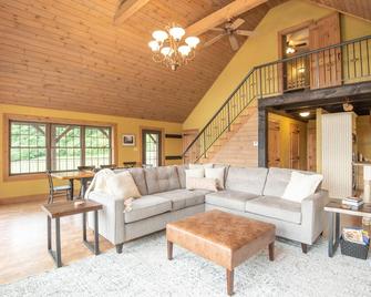 Cozy mountain escape/4 bdrm2bath/10mi to Bedford Springs/PickleBall & Basketball - Everett - Living room