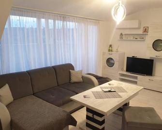 Cosy Charming 2-Bed Apartment in Blagoevgrad - Blagoevgrad - Living room