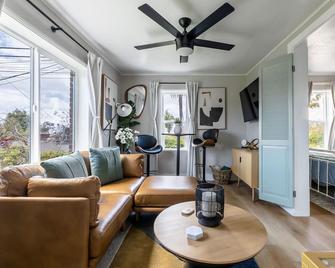 100-year-old Cozy Brick Cottage - Long Beach - Living room