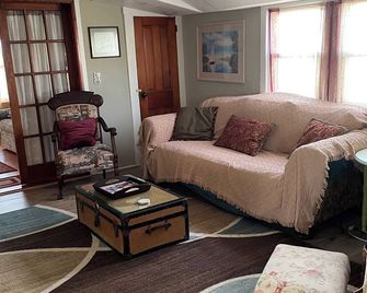 Oysterhaven Cottage with partial Water views! New balcony! Close to Fairgrounds! - Chincoteague - Living room