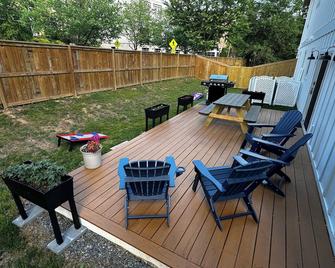 Walk to breweries, live music, restaurants, parking, fenced yard. - Charlottesville - Patio
