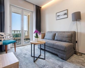 Hotel Porat - نيوم - غرفة معيشة