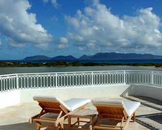 Sheriva Luxury Villas and Suites - West End Village - Balcón