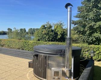 Lake View Retreats - Rickmansworth - Patio