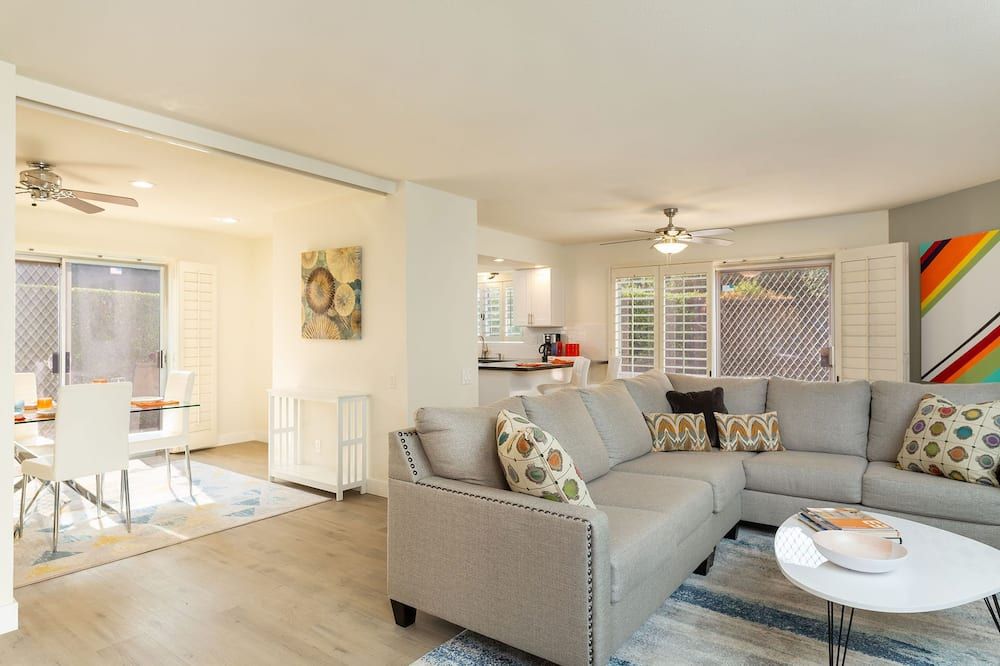 2-bedroom condo, 10-minute drive to Indian Canyon - פאלם ספירנגס - סלון