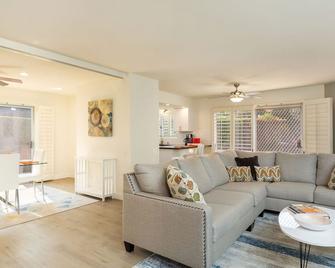 2-bedroom condo, 10-minute drive to Indian Canyon - Palm Springs - Living room