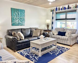 SEAGLASS ,near beach,free golf cart, dishwasher, sup, kayak, sleeps 10 - Spanish Wells - Living room