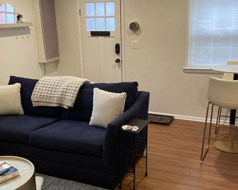 Pristine Downtown 1-Bedroom Steps from State House - Annapolis - Living room