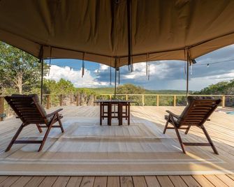 Stunning Mountain View Patio Tent Yurt Glamping Loving Heart Retreats Glamorous - Marble Falls - Balcony