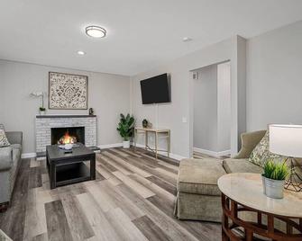 Blair's Graffiti House + Game Room - Hot Tub - Creve Coeur - Living room