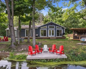 The Riverside Retreat | Beach, Kayaks, Fire Pit - Gananoque - Patio