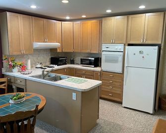 Nearby historic Berlin, Ocean City boardwalk, Chincoteague Island, state parks - Pocomoke City - Keuken